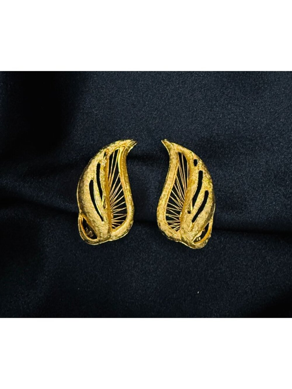 Vintage Monet Signed 1960s Gold-Tone Clip-On Earrings Sculptural Leaf